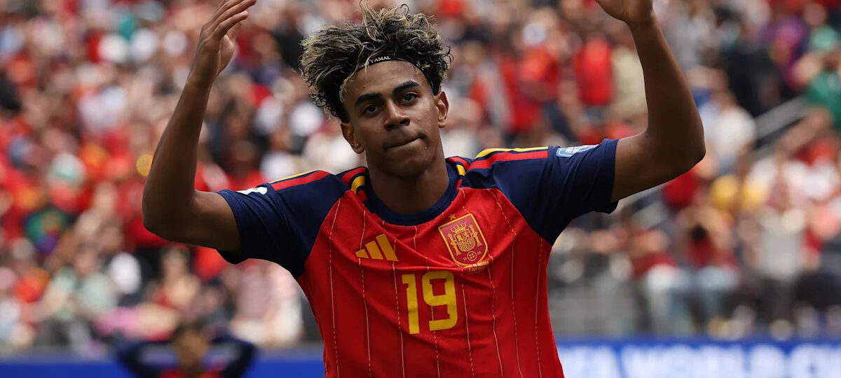 World Cup highlights: unbelievable howler & La Roja on fire
