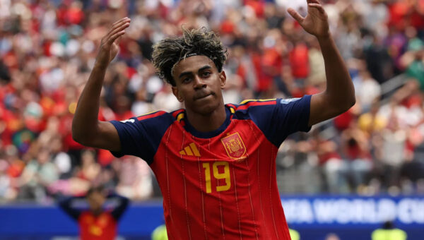 World Cup highlights: unbelievable howler & La Roja on fire