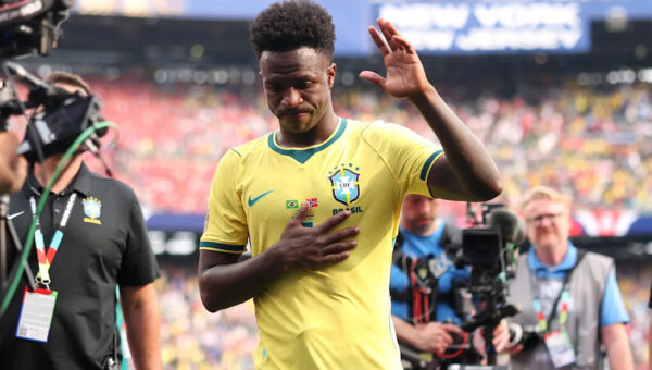 Bayern Munich News: Real Madrid’s Vinícius Júnior not on FC Bayern’s radar; Xabi Alonso helps Chelsea get Morgan Rogers; FC Barcelona wants Pedro Porro; and MORE!