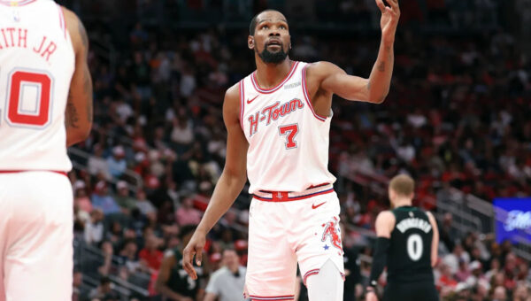 Kevin Durant trolled by fans for showing up at WNBA game