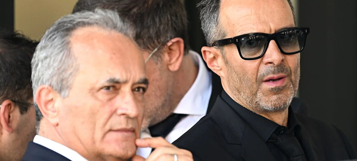 Super-agent meets with Barcelona executives with several files on the table