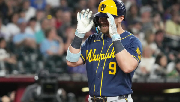 Bauers homers off Rodríguez in 7th, Brewers come back to beat Diamondbacks 3-2