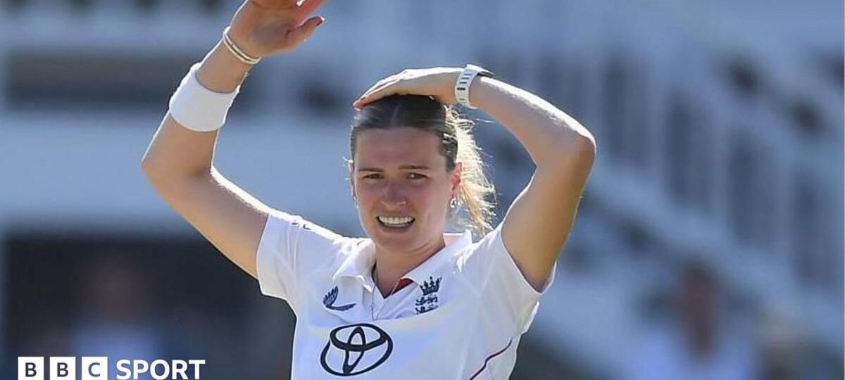 England toil as India take control in front of record crowd