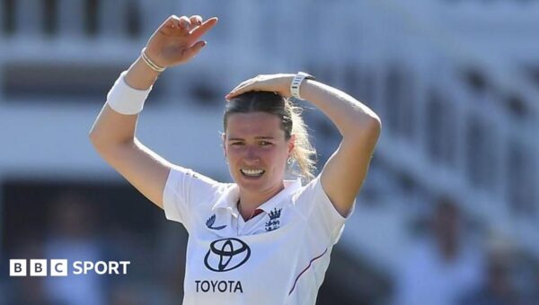 England toil as India take control in front of record crowd