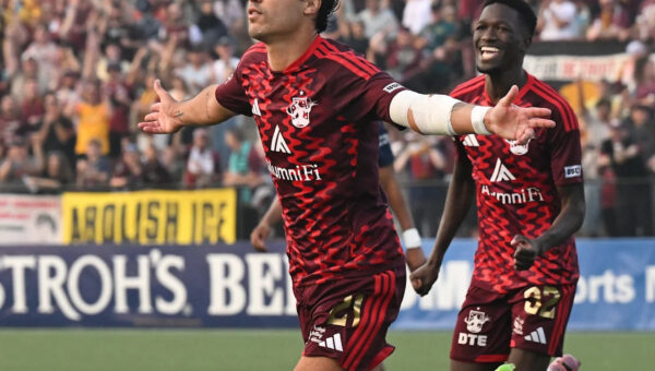 Rafael Mentzingen, Maxi Rodriguez spark DCFC to home victory