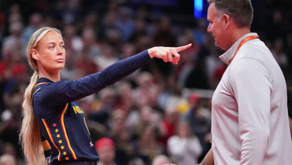 Sophie Cunningham, Brittney Griner recreate pointing meme at Sun-Fever