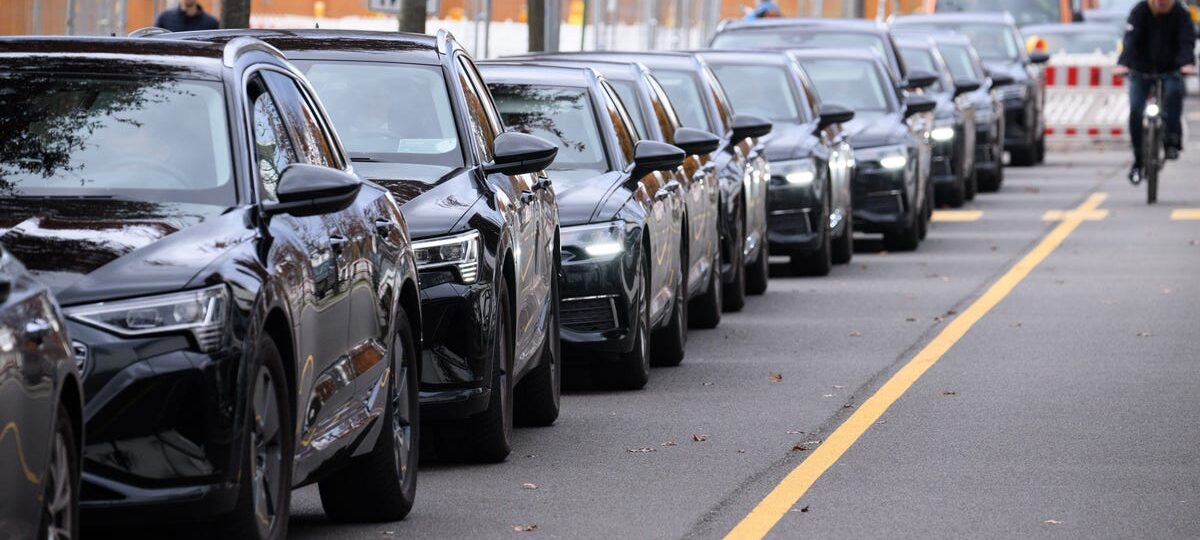 I chauffeur execs as a side hustle. I rely on their tips more than base pay to make money.