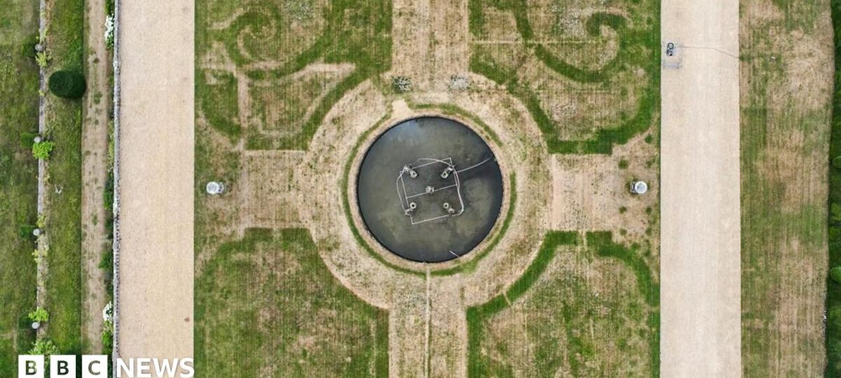 Parched grass reveals 'lost' 17th Century garden