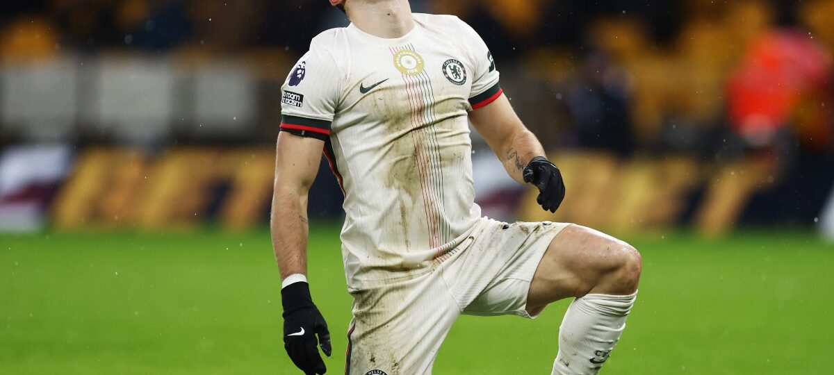 Chelsea attacker would “jump” at chance to join Liverpool says source