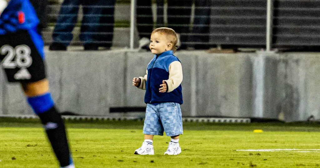 Adorable interruption! Baby pitch invader crashes San Jose-Minnesota