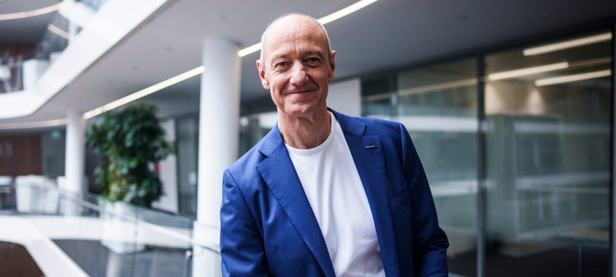 I’m the CEO of Siemens. I reply to most emails with 2-letter responses and don’t have recurring meetings — here’s a day in my life.