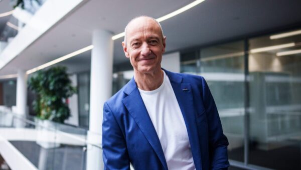 I’m the CEO of Siemens. I reply to most emails with 2-letter responses and don’t have recurring meetings — here’s a day in my life.