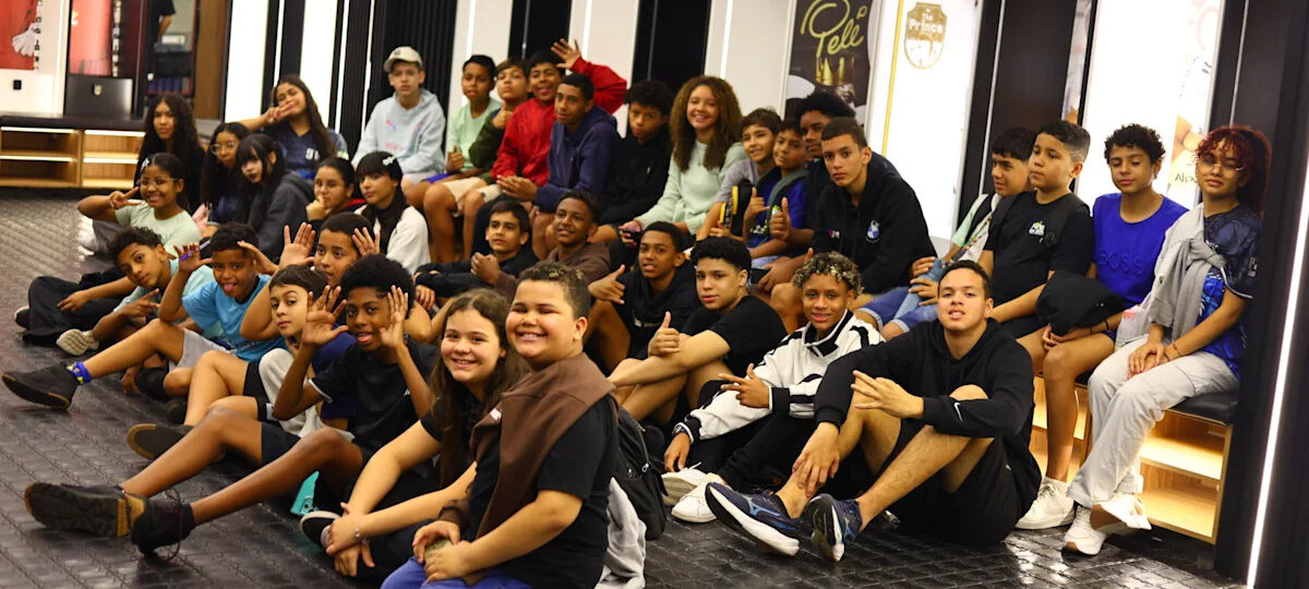 Santos FC hosts state school visit with Instituto Placar and SEDUC