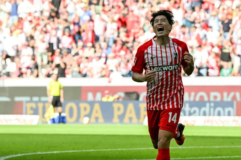 Suzuki sends 'perfect' Freiburg past Bremen, Schalke lose
