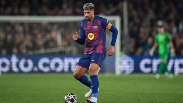 Liverpool agree surprise loan deal for Barcelona defender Ronald Araujo