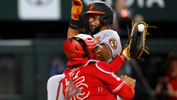 Late call costs Orioles in 2-1 loss to Rangers