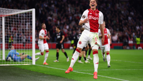 PSG submits bid above €40m for Ajax winger Mika Godts
