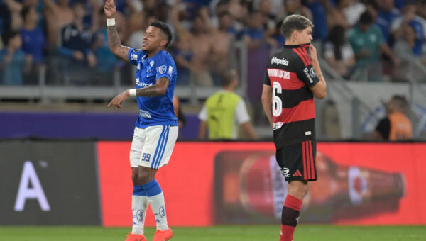 Stunner and last-gasp goal, Cruzeiro rally to beat Flamengo