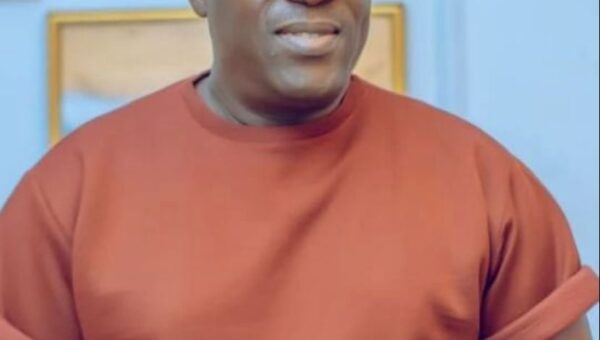 Singer Wasiu Ayinde, Malaika cry on stage after hearing news of Ogogo’s death [VIDEO]