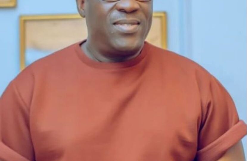Singer Wasiu Ayinde, Malaika cry on stage after hearing news of Ogogo’s death [VIDEO]