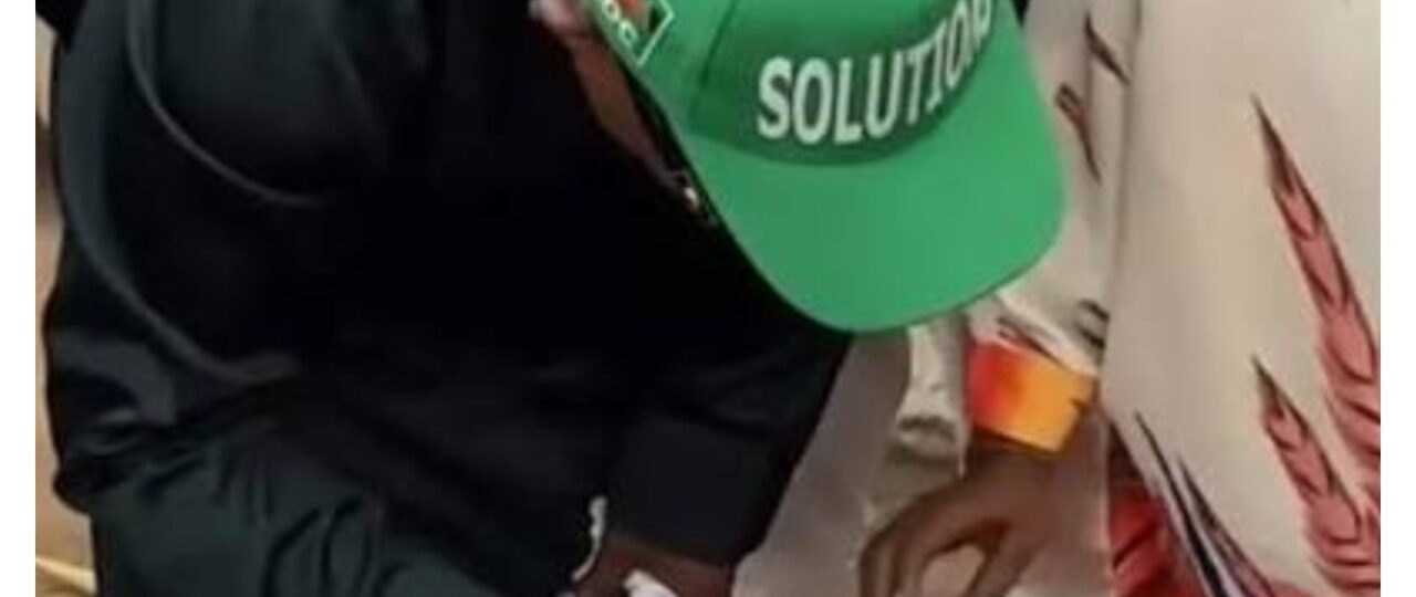 Oyo ADC guber candidate under fire for sharing corn to supporters [VIDEO]