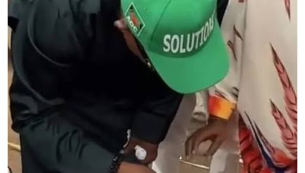 Oyo ADC guber candidate under fire for sharing corn to supporters [VIDEO]