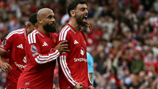 Fernandes treble inspires Man Utd rout, Chelsea beat Brighton in thriller