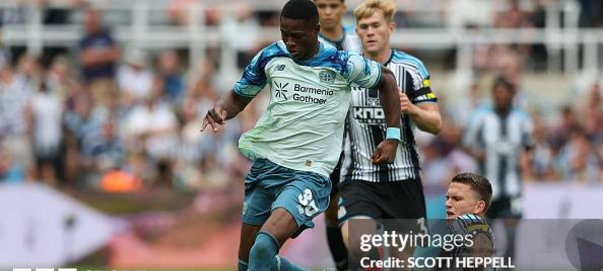 Newcastle change shirts during first half of friendly due to colour clash