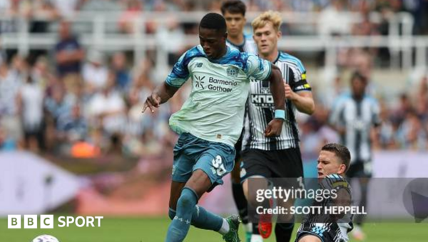 Newcastle change shirts during first half of friendly due to colour clash