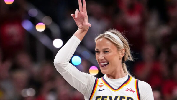 Fever star Sophie Cunningham shouts out Tempo fans after getting booed