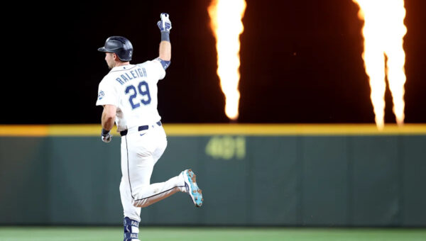 Cal Raleigh busts out of slump, hits career-first 3 home runs to power Mariners past Phillies