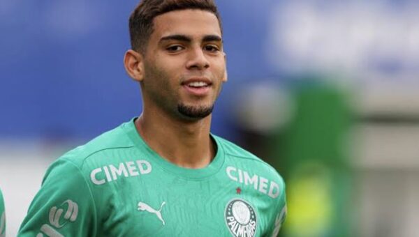 Fiorentina submits €13m bid for Palmeiras left-back Arthur