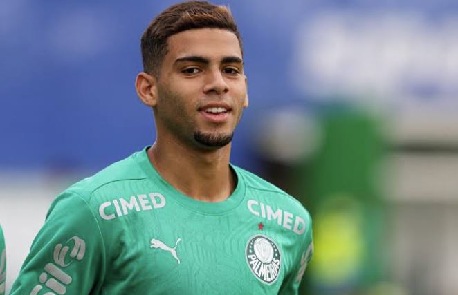 Fiorentina submits €13m bid for Palmeiras left-back Arthur
