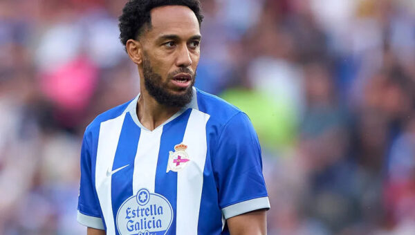 A notable absence and a debut: the XIs are in for Deportivo-Valencia