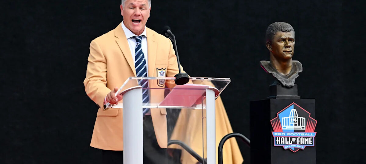 Adam Vinatieri's tie during his Hall of Fame speech belonged to Jim Irsay, was given to him by Carlie Irsay-Gordon