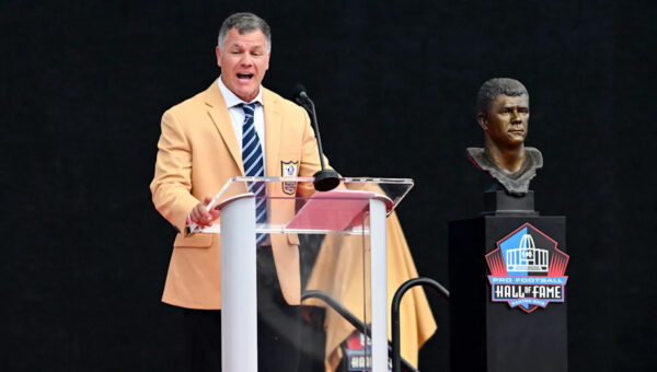 Adam Vinatieri’s tie during his Hall of Fame speech belonged to Jim Irsay, was given to him by Carlie Irsay-Gordon