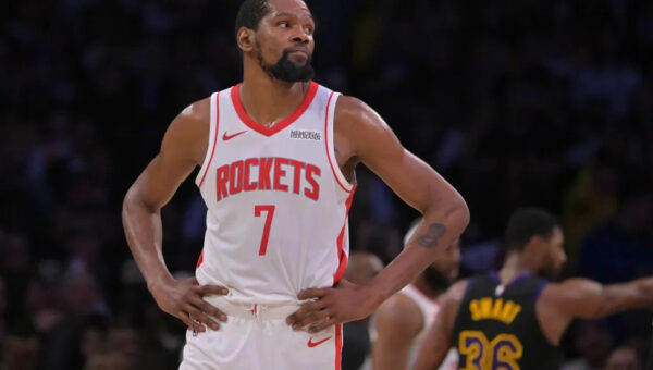 Kevin Durant tells the real story behind viral bush photo