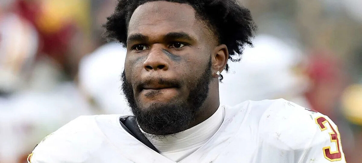 Imprisoned NFL Running Back Gets Early Release to Be by 8-Year-Old Daughter’s Side as She Dies