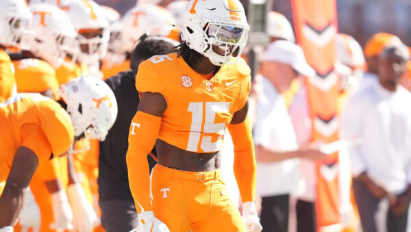 Tennessee starting safety Edrees Farooq suffers leg injury at practice