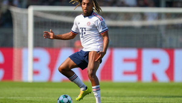 Vincent Kompany praises Bayern Munich departure candidate Sacha Boey after Villa performance