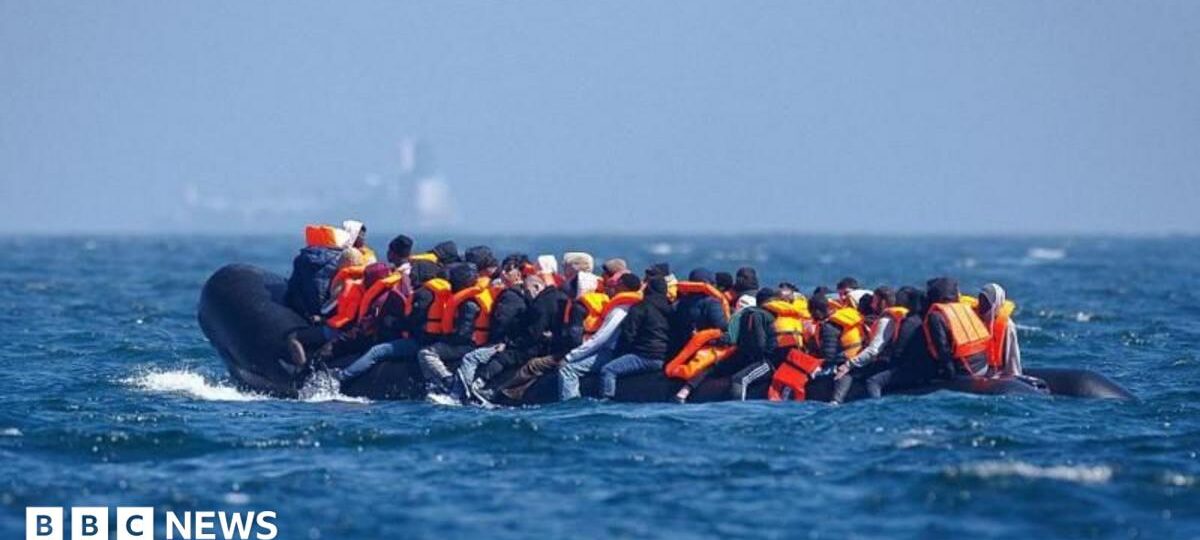 Hundreds of migrants enter UK after 10-day lull