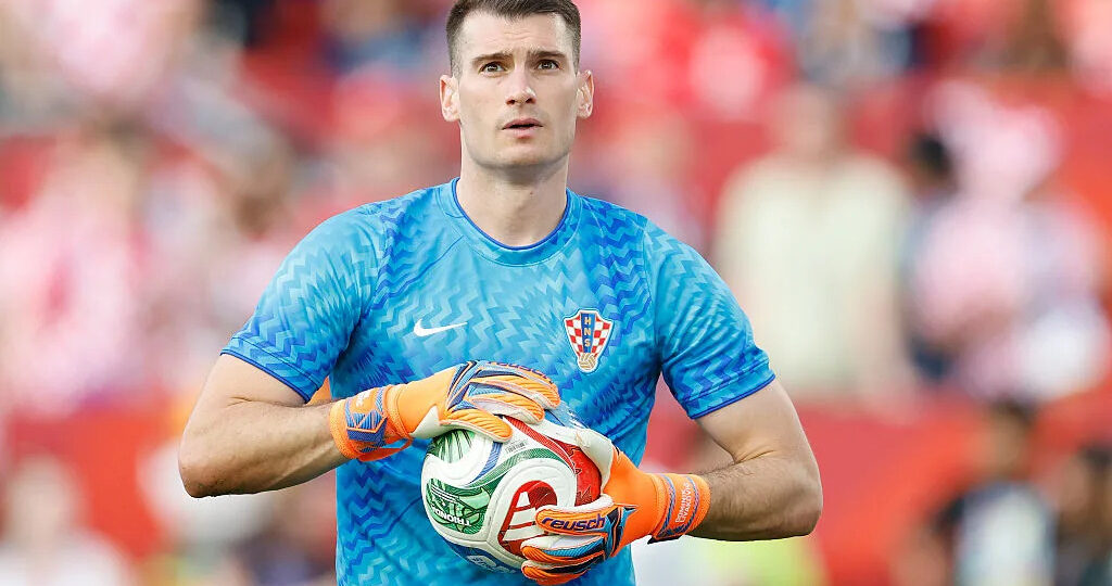 Barça sign Livaković as Joan García's backup (Romano, SER)