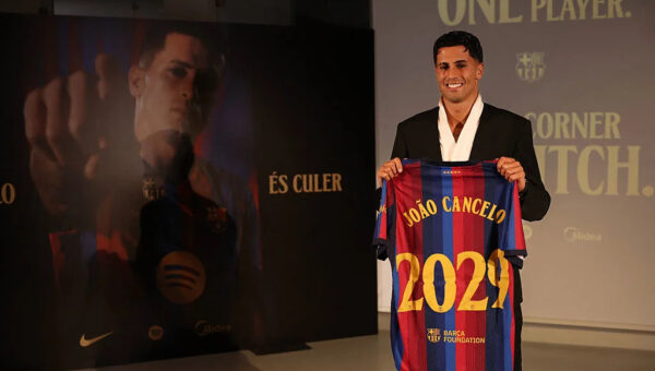 Barça register João Cancelo, available for his debut