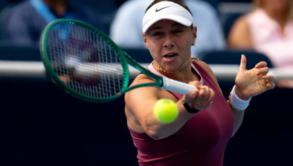 Tennis Channel analysts debate what Amanda Anisimova drank vs Eala
