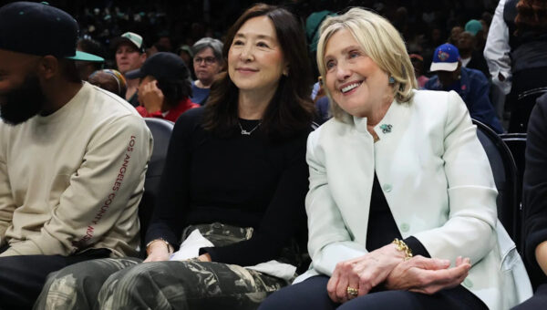How WNBA crowd reacted to Hillary Clinton’s attendance at New York Liberty game