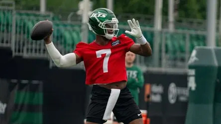 Jets' Geno Smith has sore ankle, considered day-to-day after not playing preseason opener vs. Buccaneers