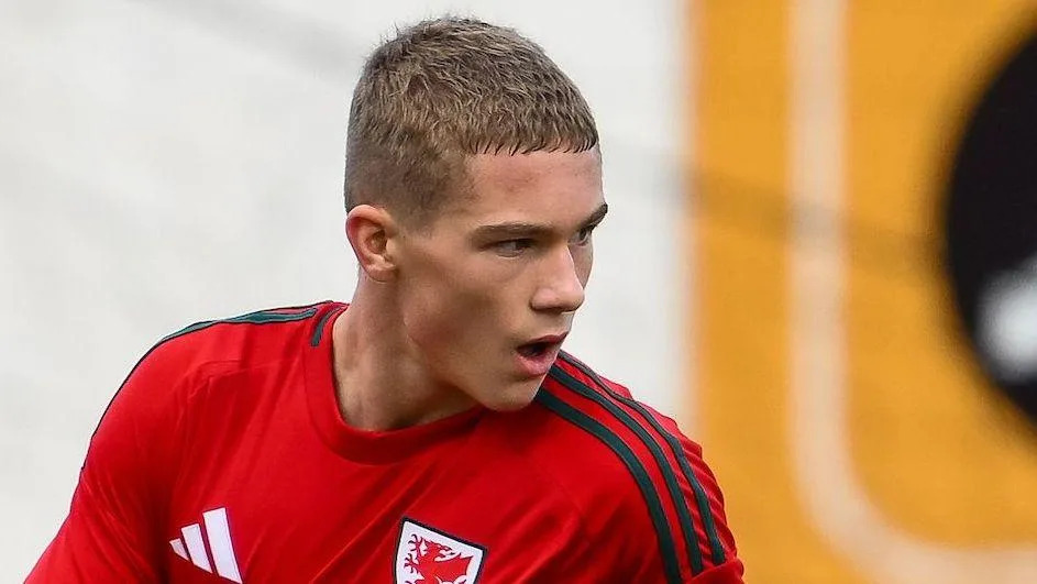 Teenage Cardiff midfielder Donczew joins Arsenal