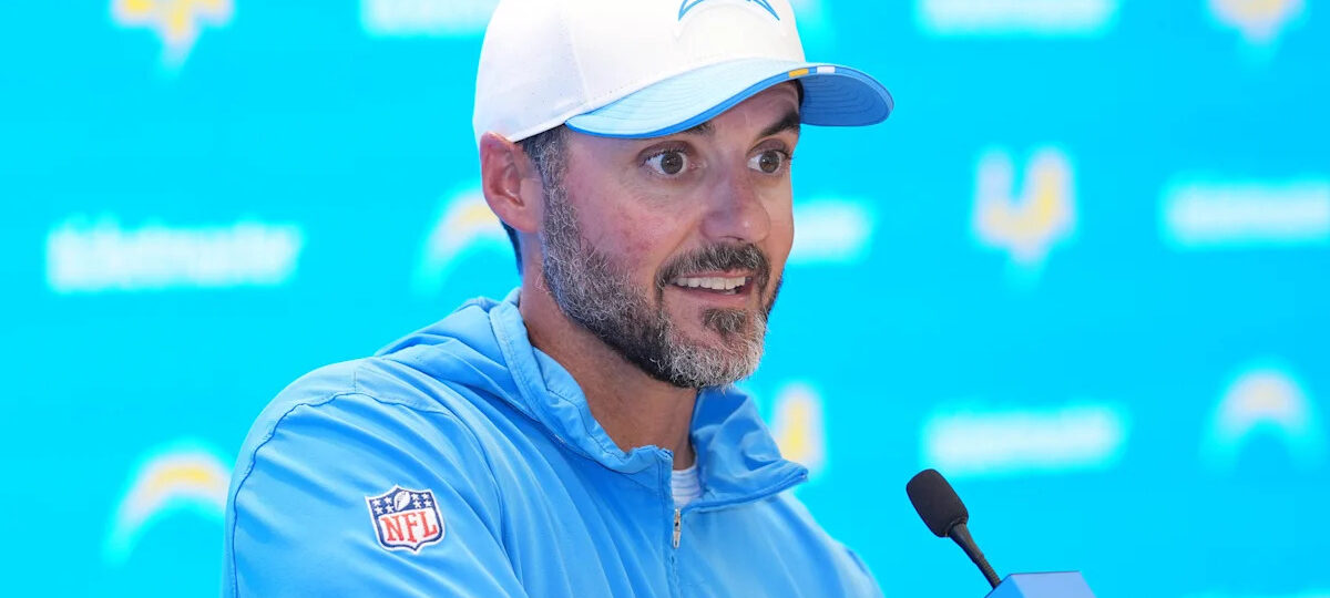 Ravens HC Jesse Minter channels his inner rap star in front of his players