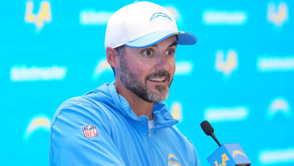 Ravens HC Jesse Minter channels his inner rap star in front of his players
