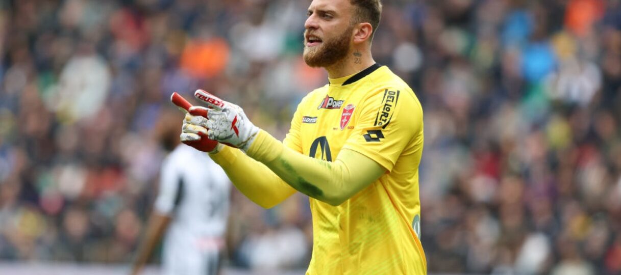 Bournemouth confirm potential £15m deal as competition for struggling starter